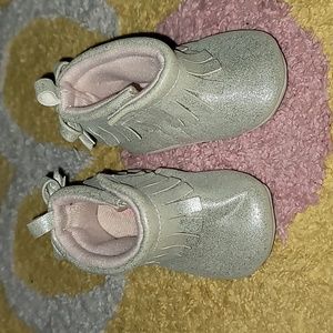 Oshkosh bgosh booties moccasins metallic cream bow fringe 9-12month